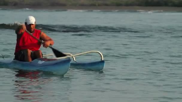 Uomo canoa a remi — Video Stock