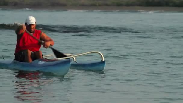 Canoa remo homem — Vídeo de Stock