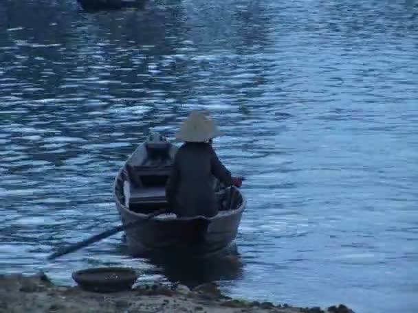 En båt är rodde över en flod i Vietnam — Stockvideo