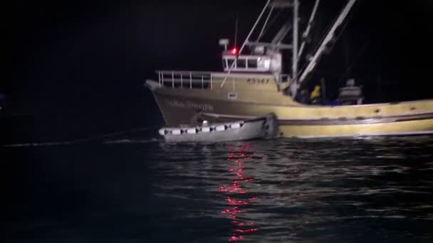 Um barco senta-se na água à noite — Vídeo de Stock