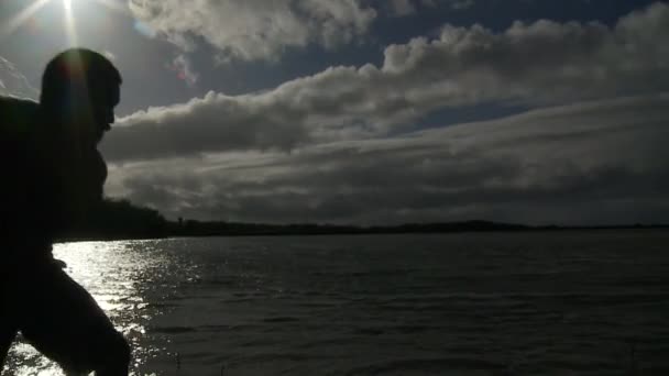 En infödd fiskare kastar sitt nät i havet för att fånga fisk, i slow motion. — Stockvideo