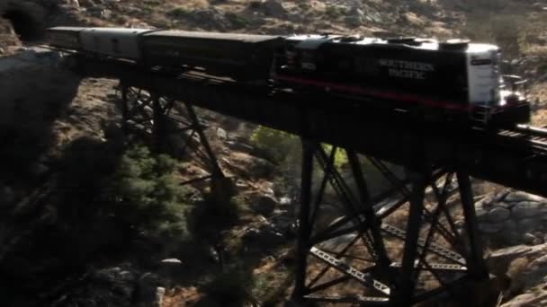 Ett tåg passerar en bro — Stockvideo