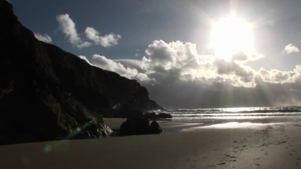 Solnedgång och tide reträtt på stranden — Stockvideo