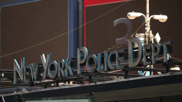 Движение проезжает перед вывеской в Департамент полиции Нью-Йорка — стоковое видео