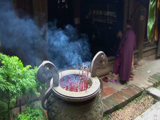 Monniken verzamelen als Wierook de lucht geuren — Stockvideo