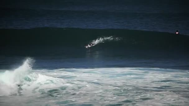 Více surfařů jezdit vlny — Stock video