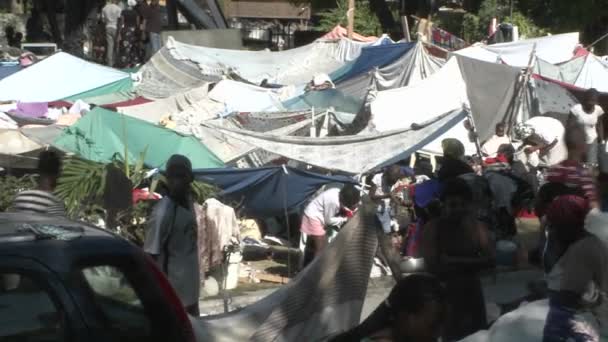 Ciudades de tiendas de campaña y campos de refugiados surgen en todo Haití — Vídeos de Stock