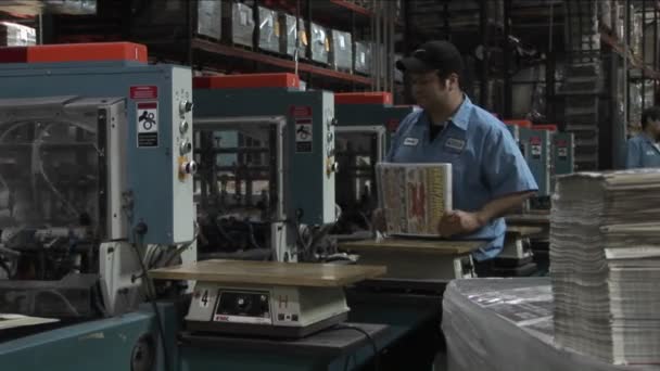 Arbeiter warten die Druckmaschinen — Stockvideo
