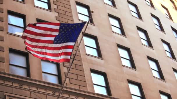 Американский флаг поднимается из здания на Уолл-стрит — стоковое видео