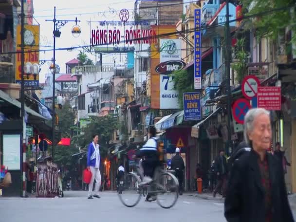 Pedestres caminham no centro de Hanói — Vídeo de Stock