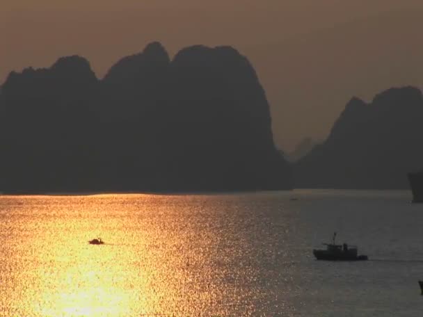 Piękny zachód słońca nad Ha Long Bay — Wideo stockowe