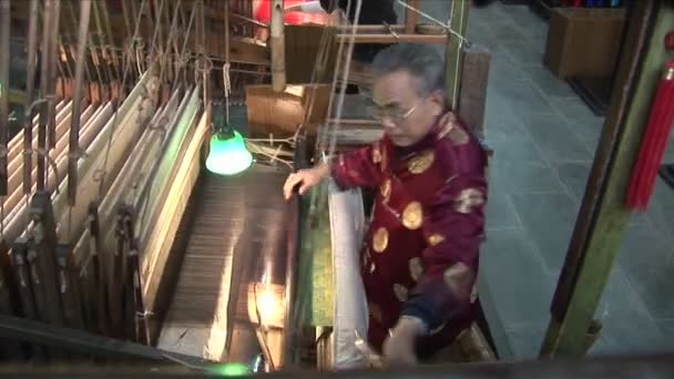 A man works in a Chinese textile factory — Stock Video