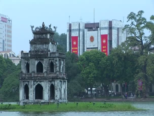 Un templo en una isla en el centro de Hanoi — Vídeos de Stock