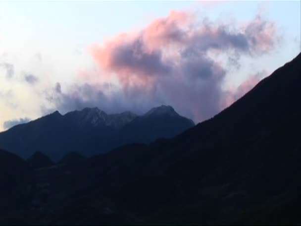 Des nuages traversent une région montagneuse — Video