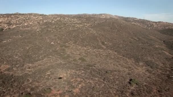 L'hélicoptère survole une région vallonnée — Video