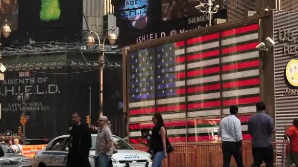 Fußgänger passieren vor amerikanischer Flagge — Stockvideo