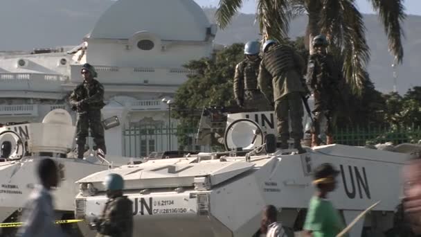 Mírové sbory OSN kolem prezidentského paláce v Port Au Prince — Stock video