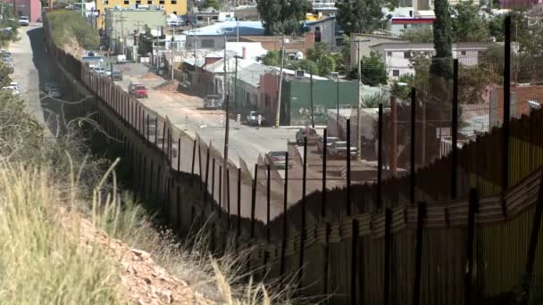 Egy domboldalon megtekintése előtt kerítés mögött — Stock videók