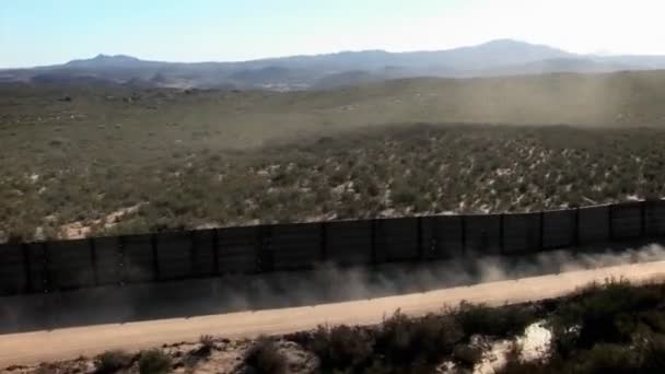 Um carro dirige ao longo da estrada — Vídeo de Stock