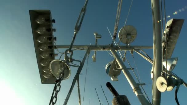 Cutter mast met apparatuur — Stockvideo