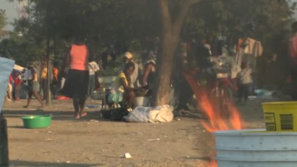 Fires burn on the streets of Haiti following the earthquake — Stock Video