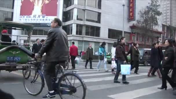 人力车和行人拥挤的街道 — 图库视频影像