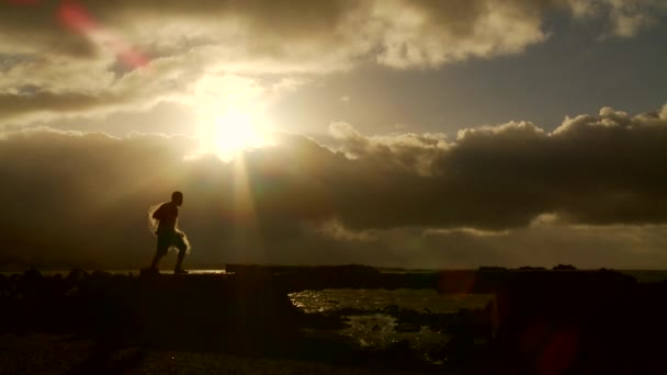 Ψαράς περπατά μπροστά από το ηλιοβασίλεμα — Αρχείο Βίντεο