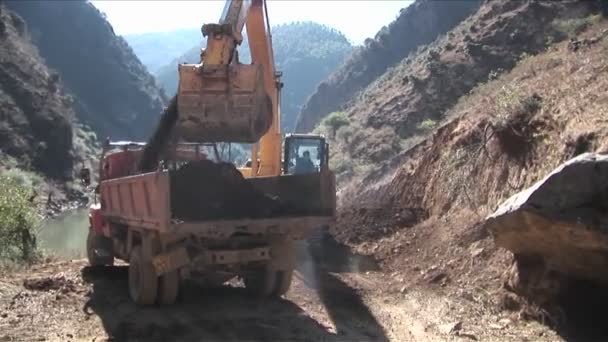 蒸気シャベルはダンプ トラックに地球を移動します。 — ストック動画