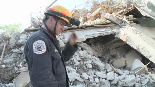 Trabajadores de rescate buscan entre montones de escombros — Vídeo de stock