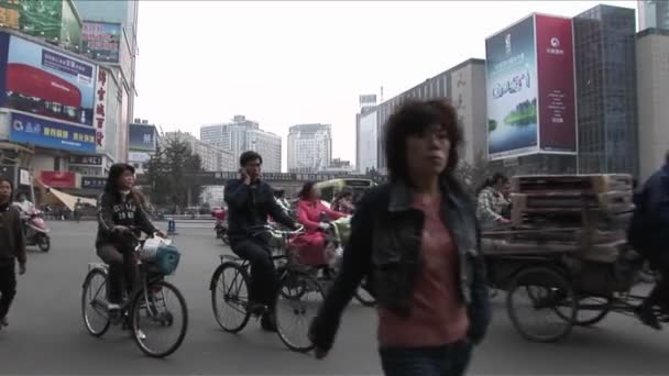 Crowds of people and bicycles circulate on the streets — Stock Video