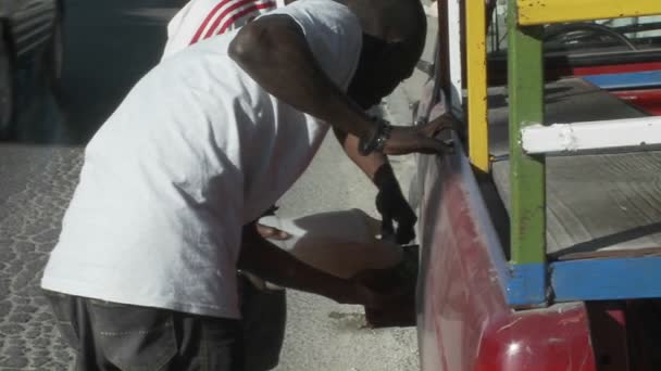 Haiti sokaklarında gaz dağıtımı — Stok video