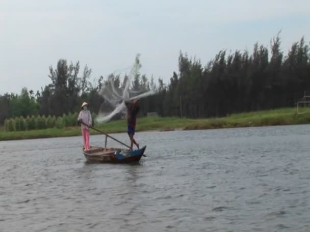 Un pescatore vietnamita getta la sua rete in un fiume — Video Stock