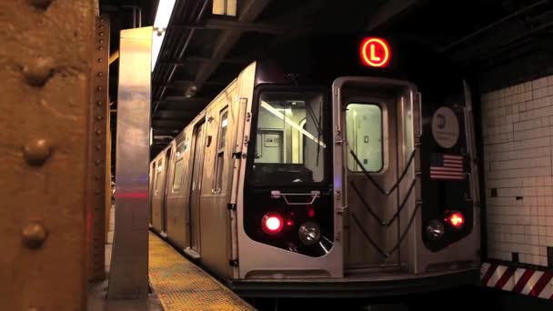 Ett tunnelbanetåg drar sig ur en station i New York City — Stockvideo