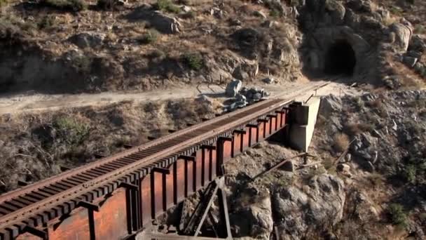 Мост, ведущий в тоннель — стоковое видео