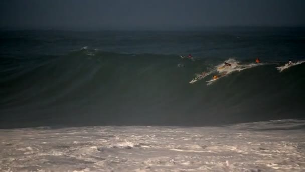 Szörfösök lovagolni egy óceán hullámai — Stock videók