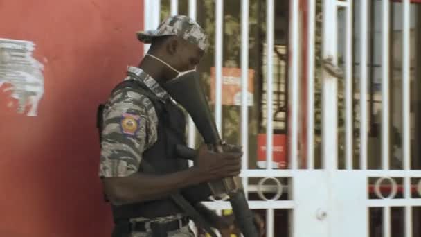 Guardias militares armados fuera de un área segura en Haití — Vídeo de stock