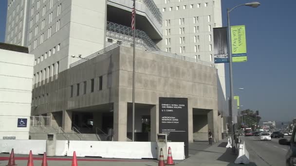 De buitenkant van de federale detentie centrum in Los Angeles — Stockvideo