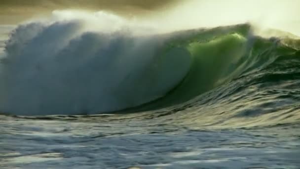 Grandes olas mientras cresta y se rompen — Vídeo de stock