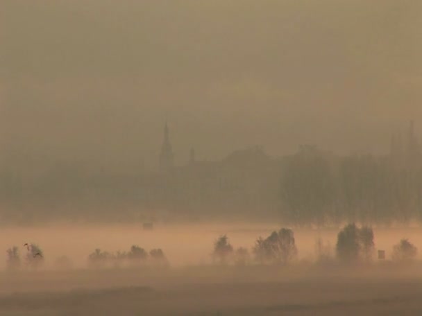 Stad van Mikulov in mist — Stockvideo