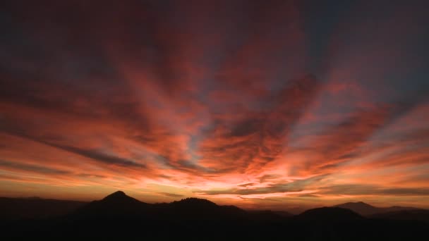 Ο ουρανός σκοτεινιάζει καθώς ο ήλιος δύει — Αρχείο Βίντεο