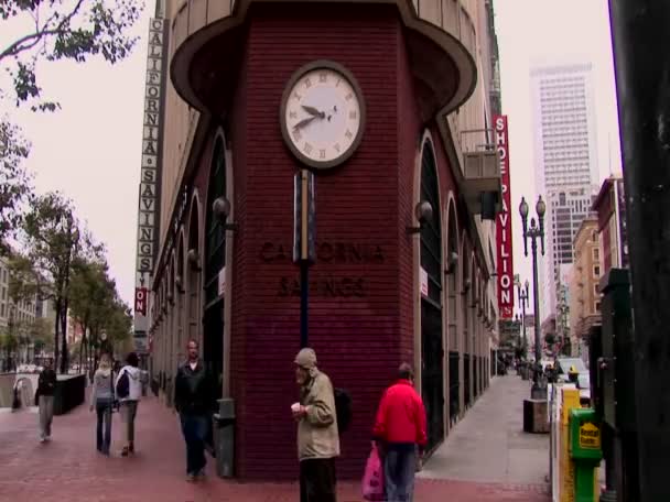 Temps-lapse des piétons sur un coin de rue occupé — Video