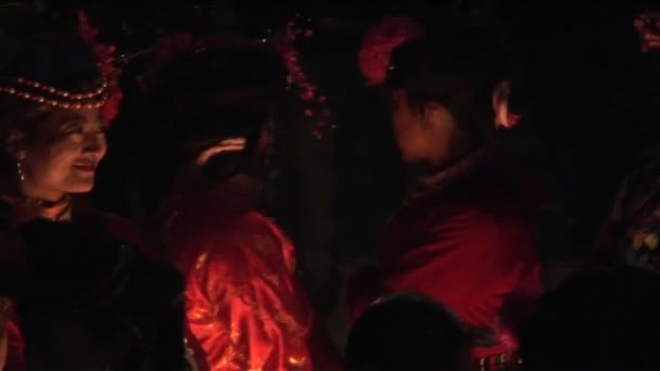 Ethnische Chinesen versammeln sich nachts um ein Feuer — Stockvideo