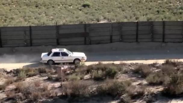 Voiture conduisant le long d'une route déserte — Video