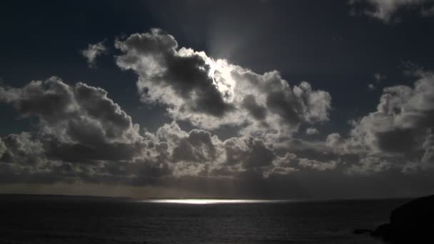 Mooie wolken met de zon schijnt door — Stockvideo