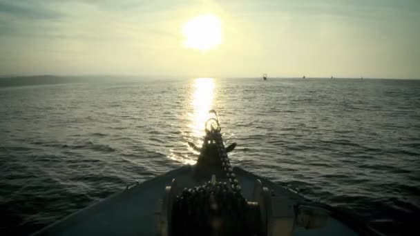 一只小船穿过水 — 图库视频影像