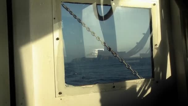 Une île est vue par une fenêtre — Video