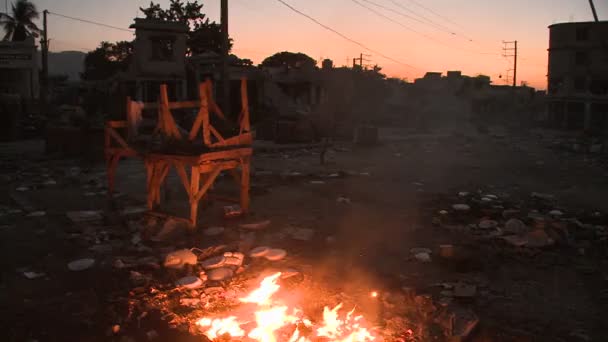 Un fuego abierto arde en las calles — Vídeo de stock