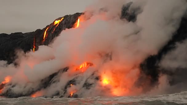 熔岩流进海洋 — 图库视频影像