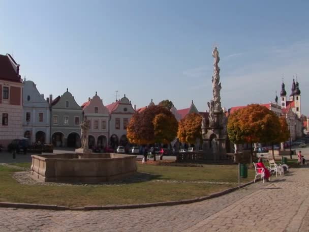 Een centraal plein in Mikulov stad — Stockvideo