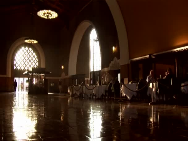 Publiken kommer in och spännande Union Station i Los Angeles — Stockvideo